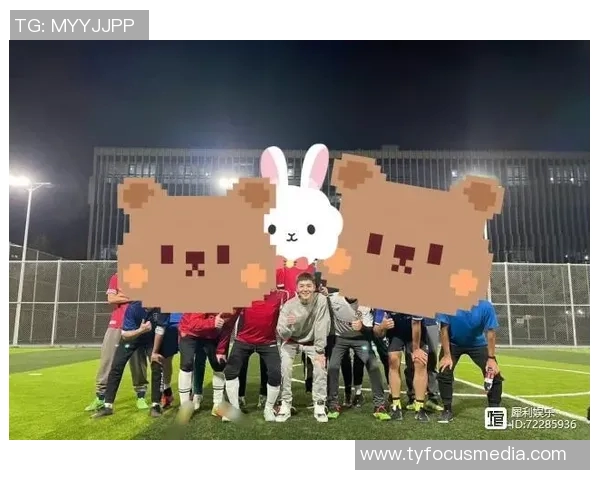 路人与足球明星亲密合影瞬间记录生活中的偶遇与梦想 路人与足球明星亲密合影瞬间记录生活中的偶遇与梦想