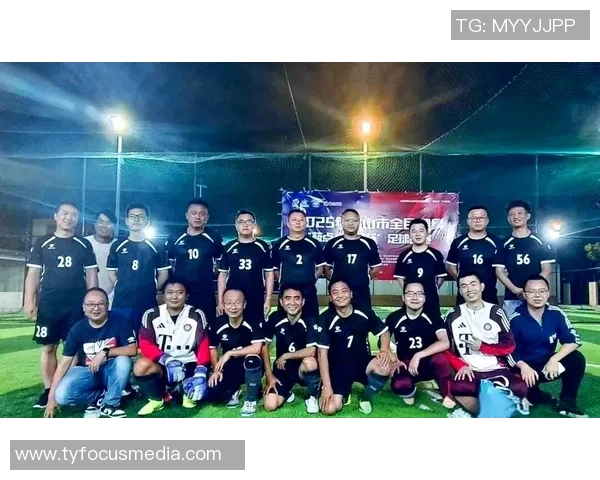 淮南香港足球明星队精彩对决展现足球魅力与团队精神 淮南香港足球明星队精彩对决展现足球魅力与团队精神