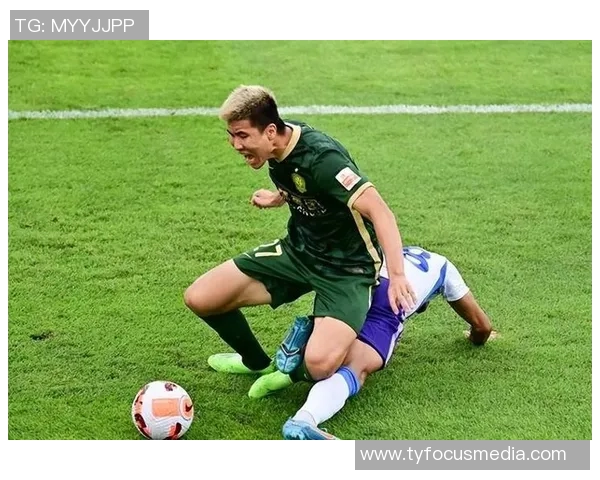 足球明星身着亮眼黄衣服展现风采引发球迷热议与时尚潮流碰撞