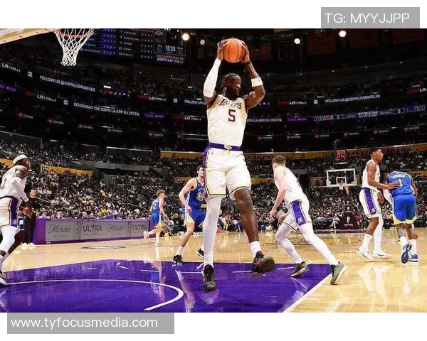 湖人队以124分战胜掘金队展现强大实力再度引发球迷热议